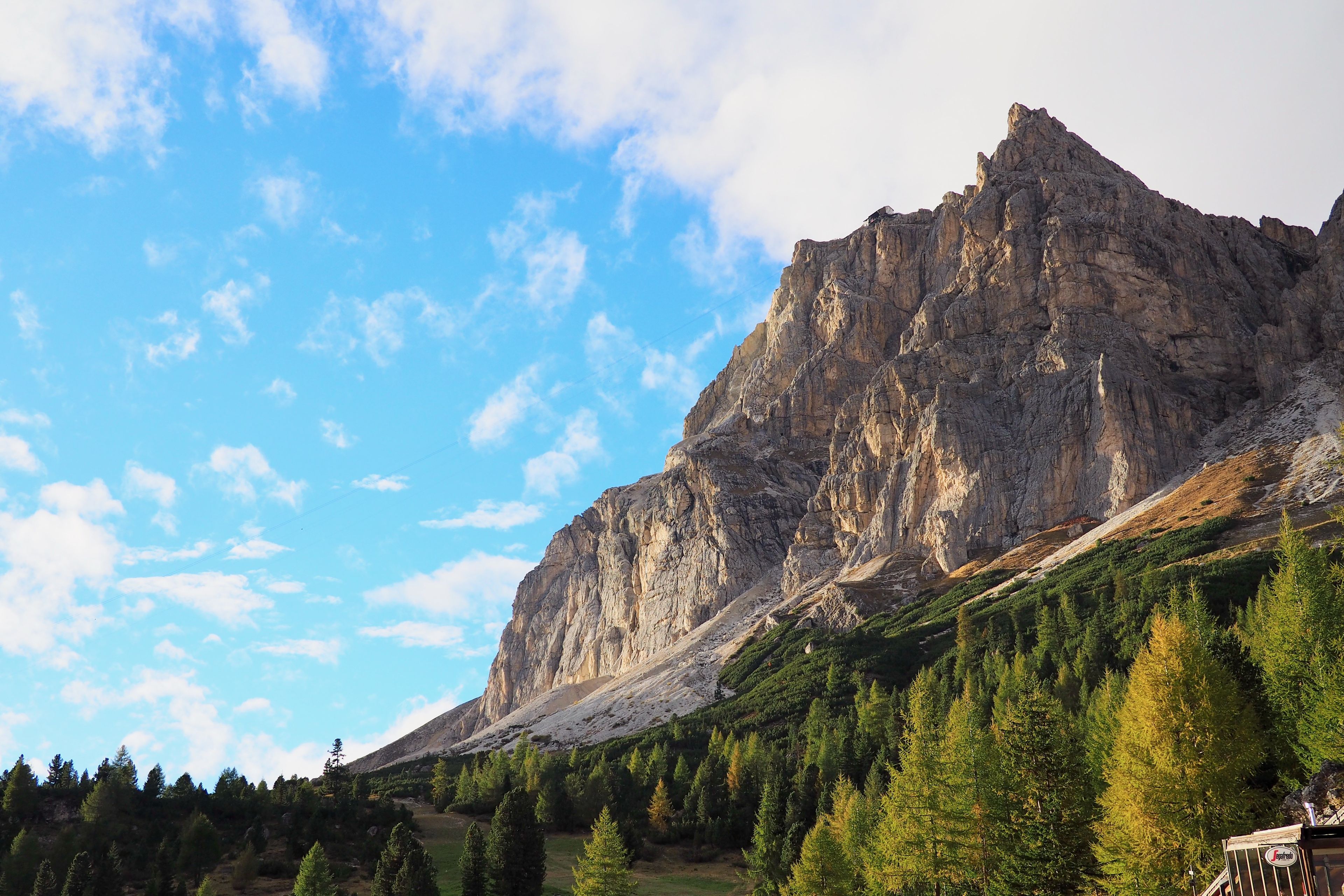 Die majestätischen Dolomiten im September vor blauem Himmel