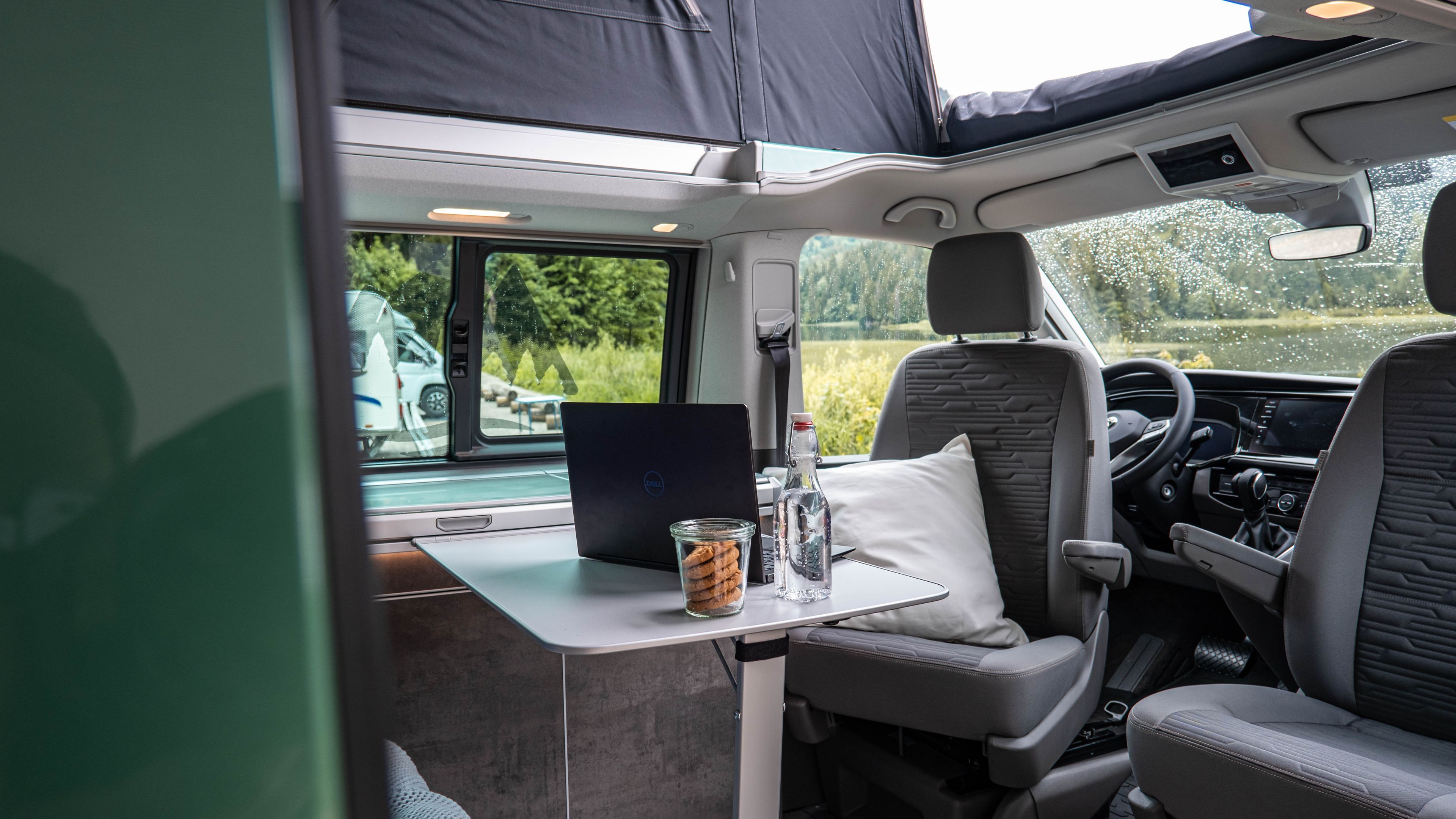 Arbeiten mit Laptop im Wohnmobil (VW Bulli): Viel Platz & Komfort