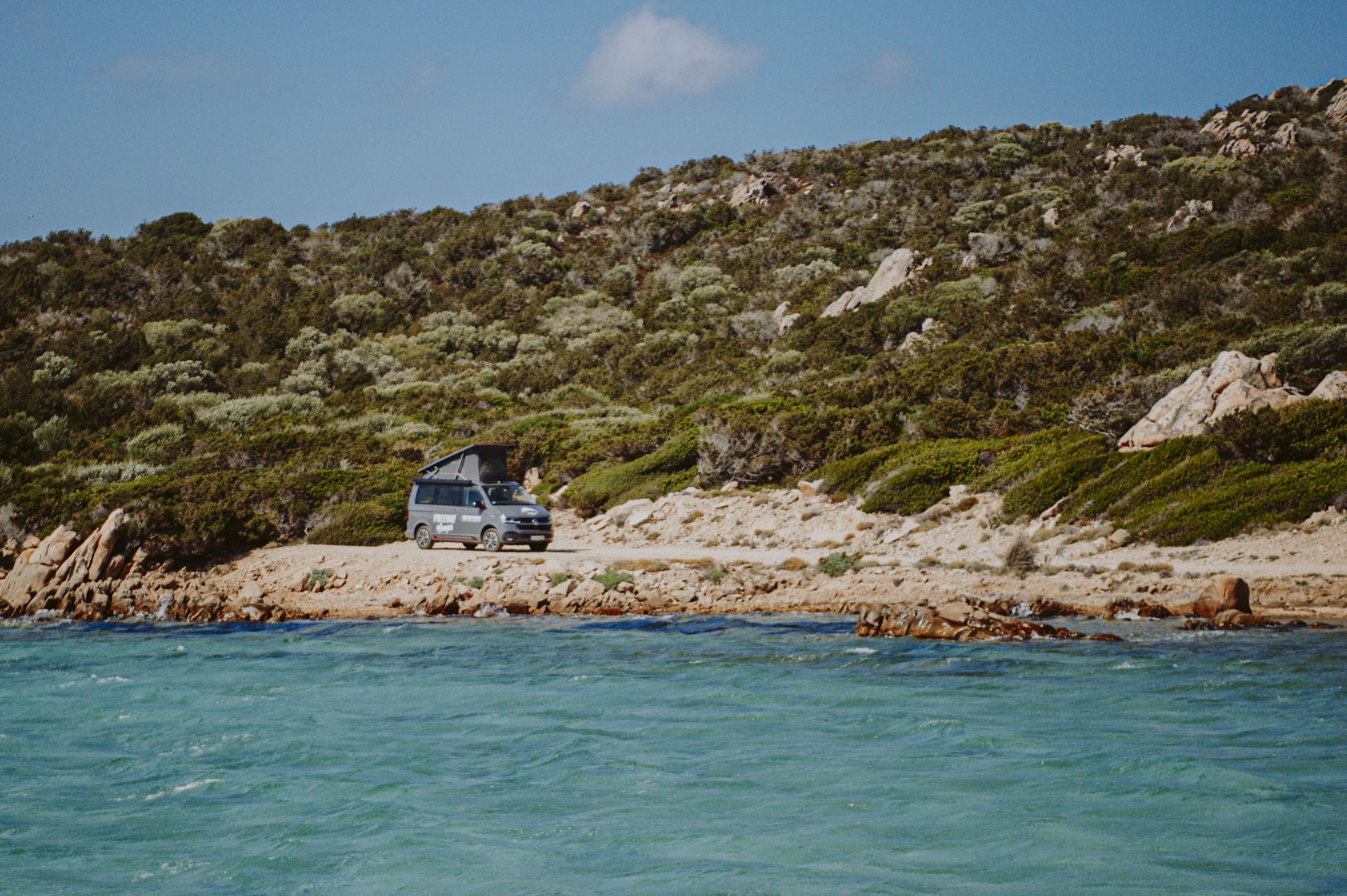 VW Bulli California Ocean T6.1 direttamente in mare in Sardegna