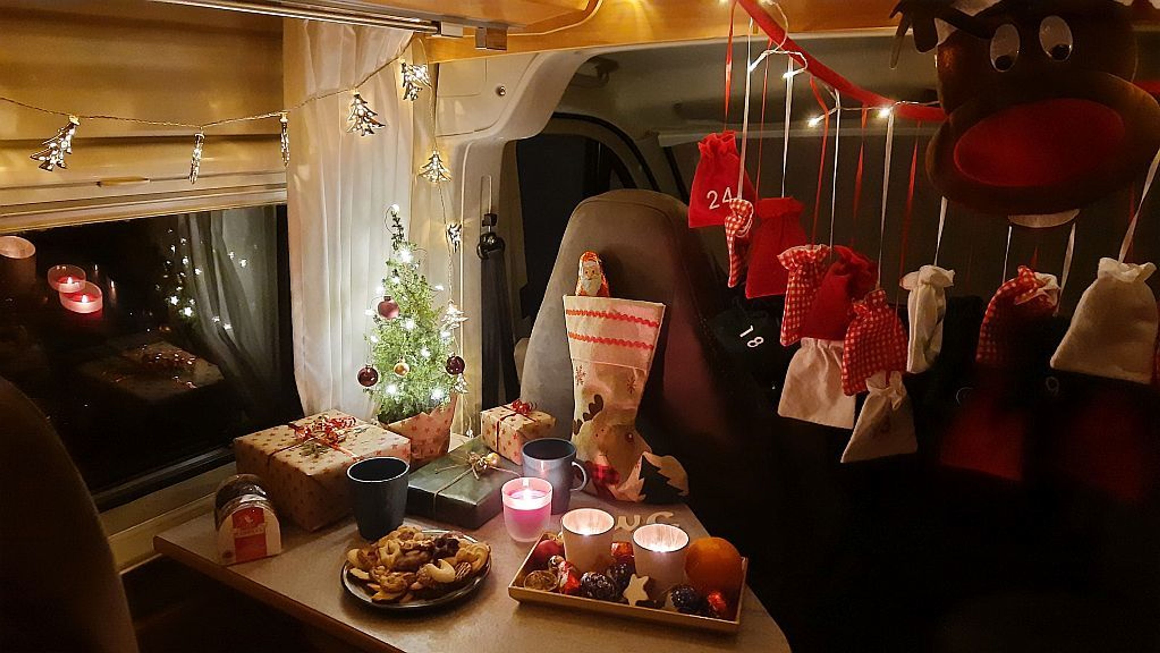 interno di un camper Freeway Camper con decorazioni natalizie