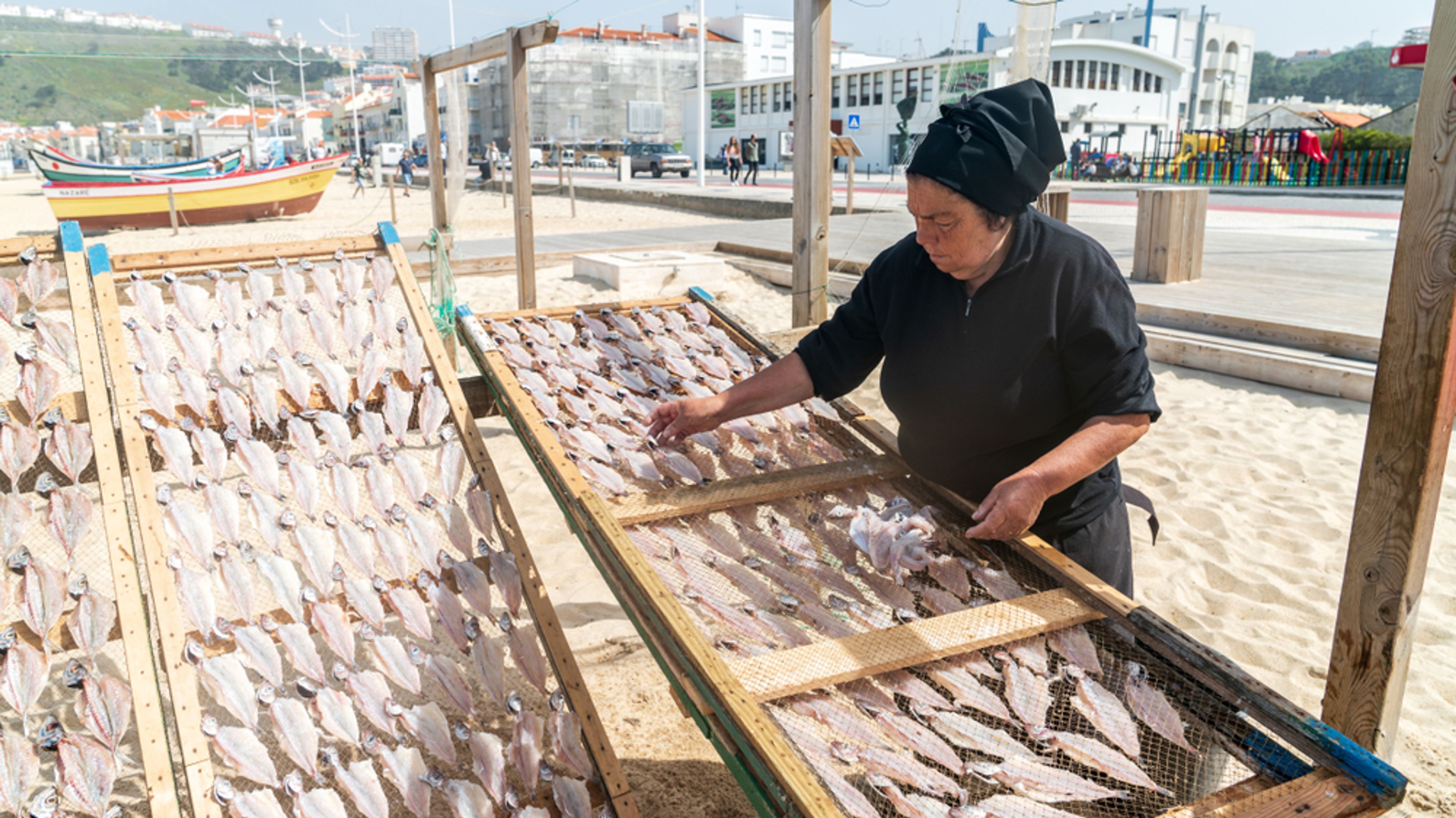 Na slunci sušené ryby můžete rovnou koupit, nebo ochutnat v jedné z mnoha místních restaurací.