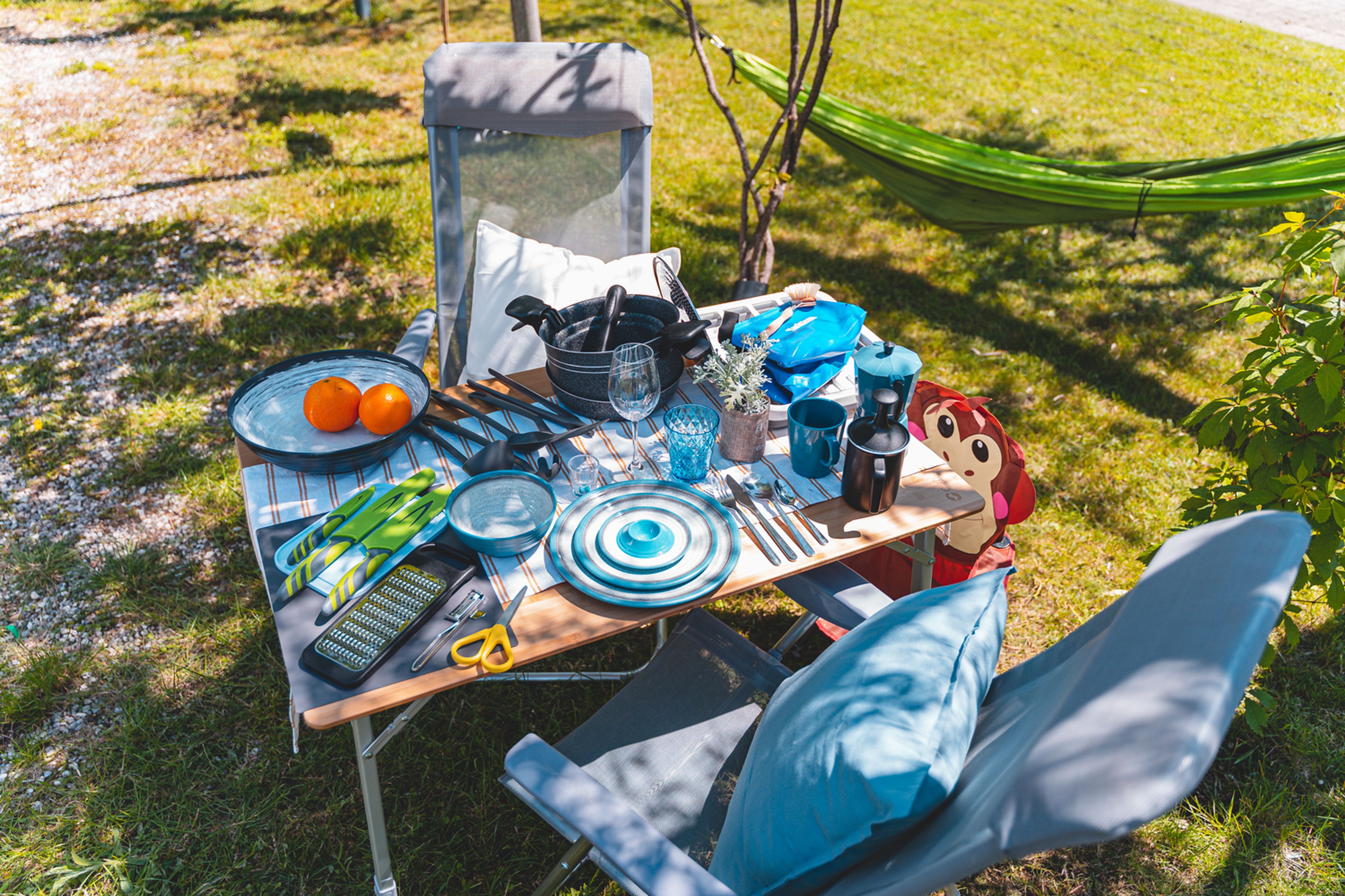 Komplettes Set mit Koch- und Essgeschirr für einen Campingausflug