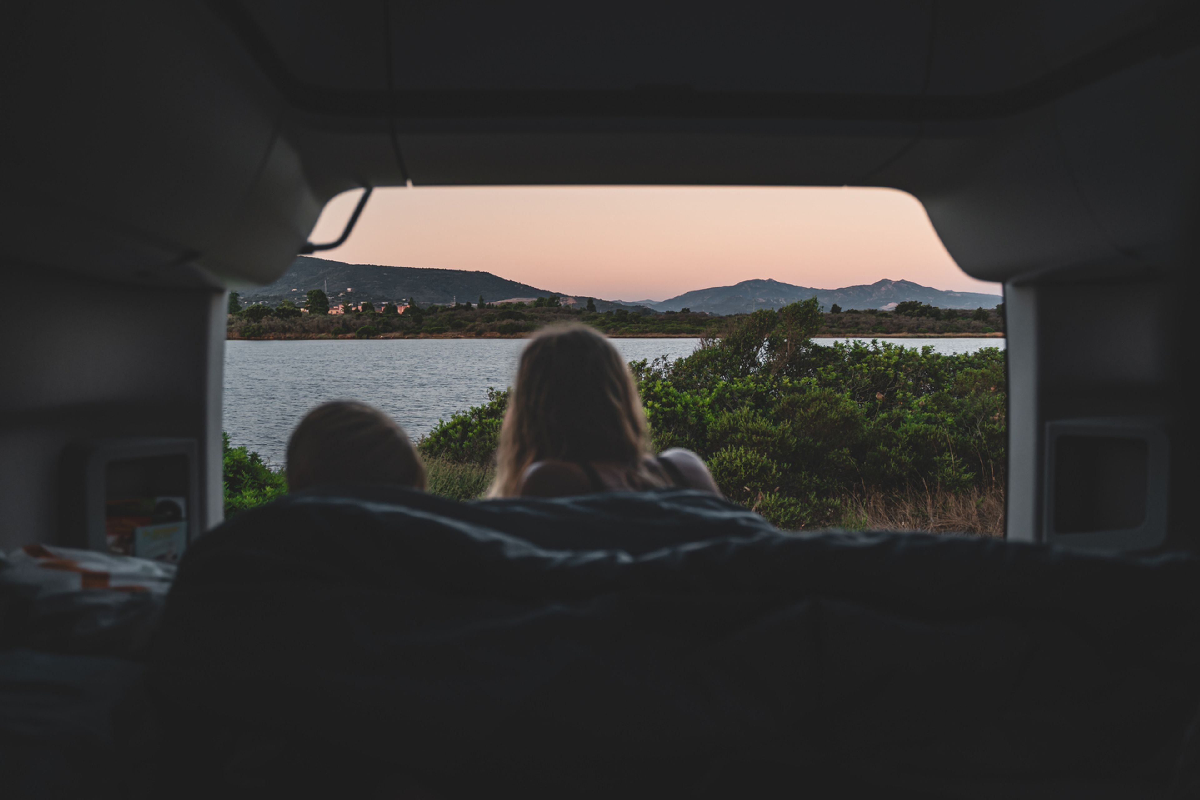 Gemütlicher Abendblick auf den Strand von Korsika vom Wohnmobilbett aus