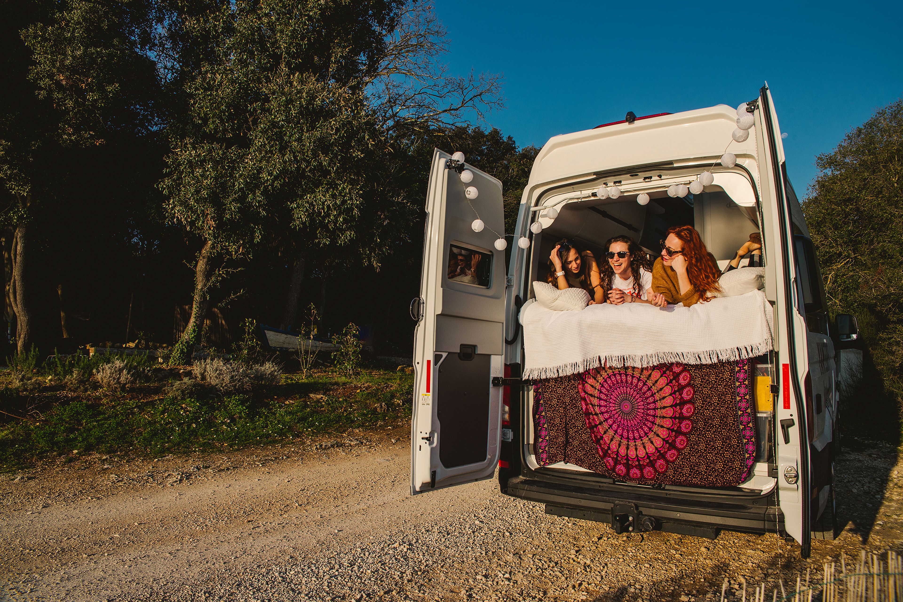 Frauen genießen ihre Reise mit dem Wohnmobil im Trentino, Italien