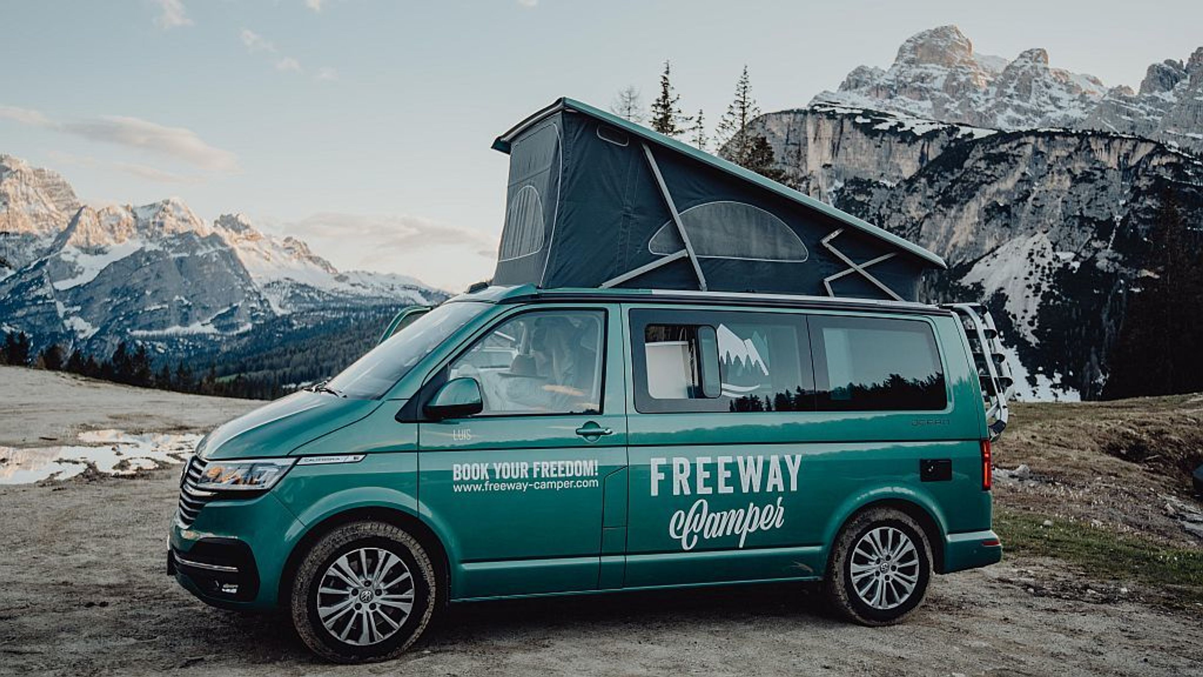 VW Gran California Freeway Camper con tetto pop-up e sullo sfondo le montagne in Austria