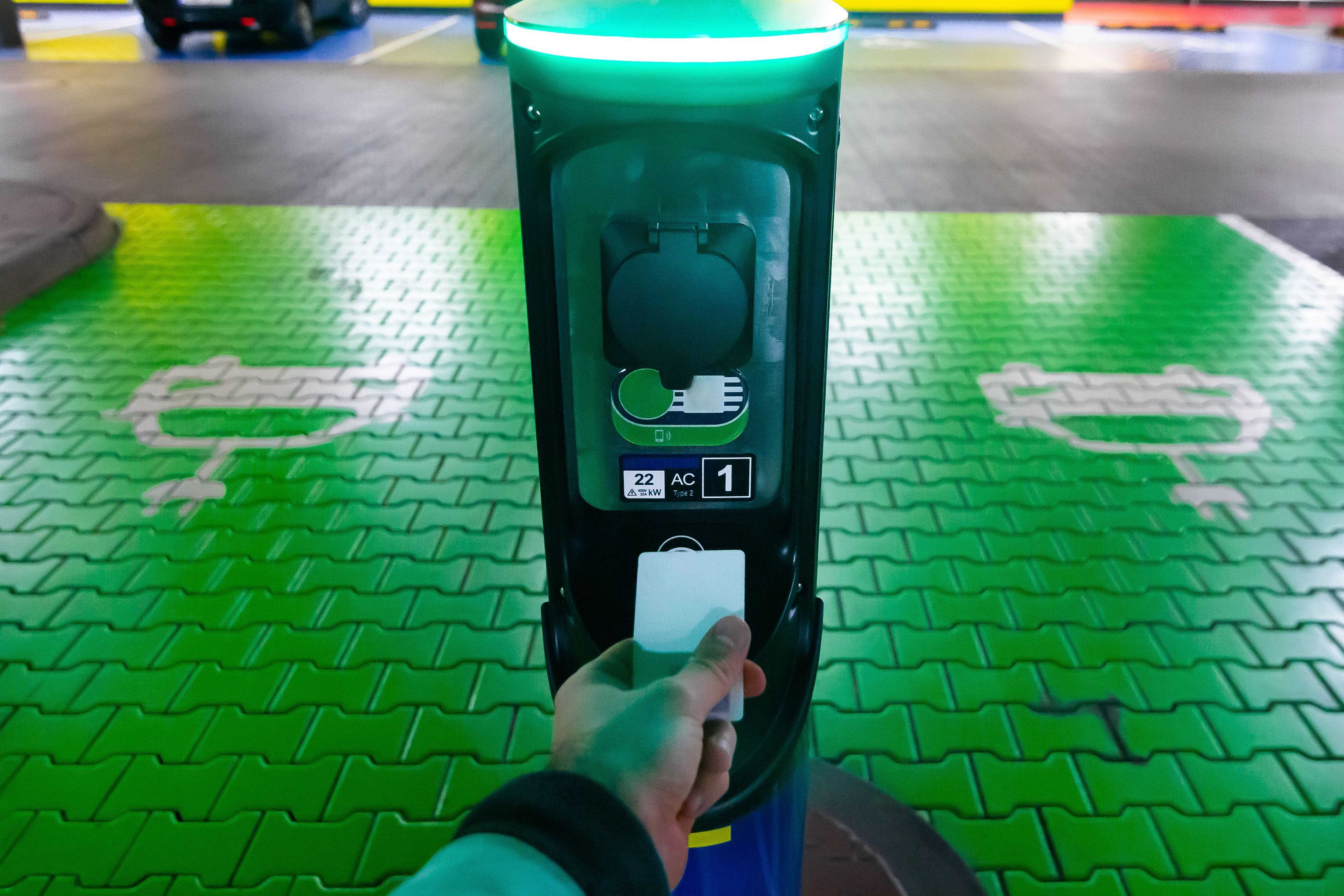 Payment at charging station with charging card
