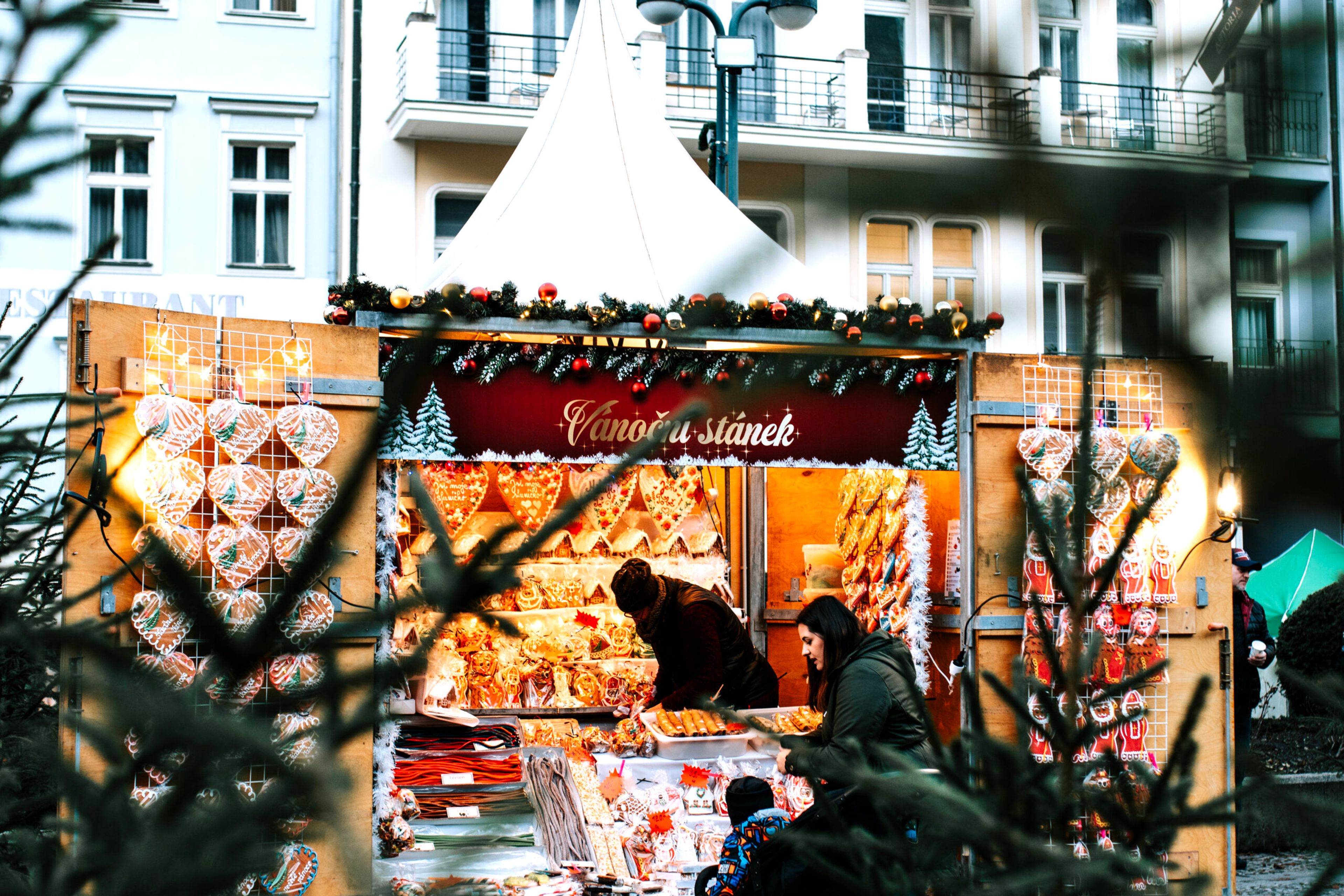 Vánoční stánek v Karlových Varech.