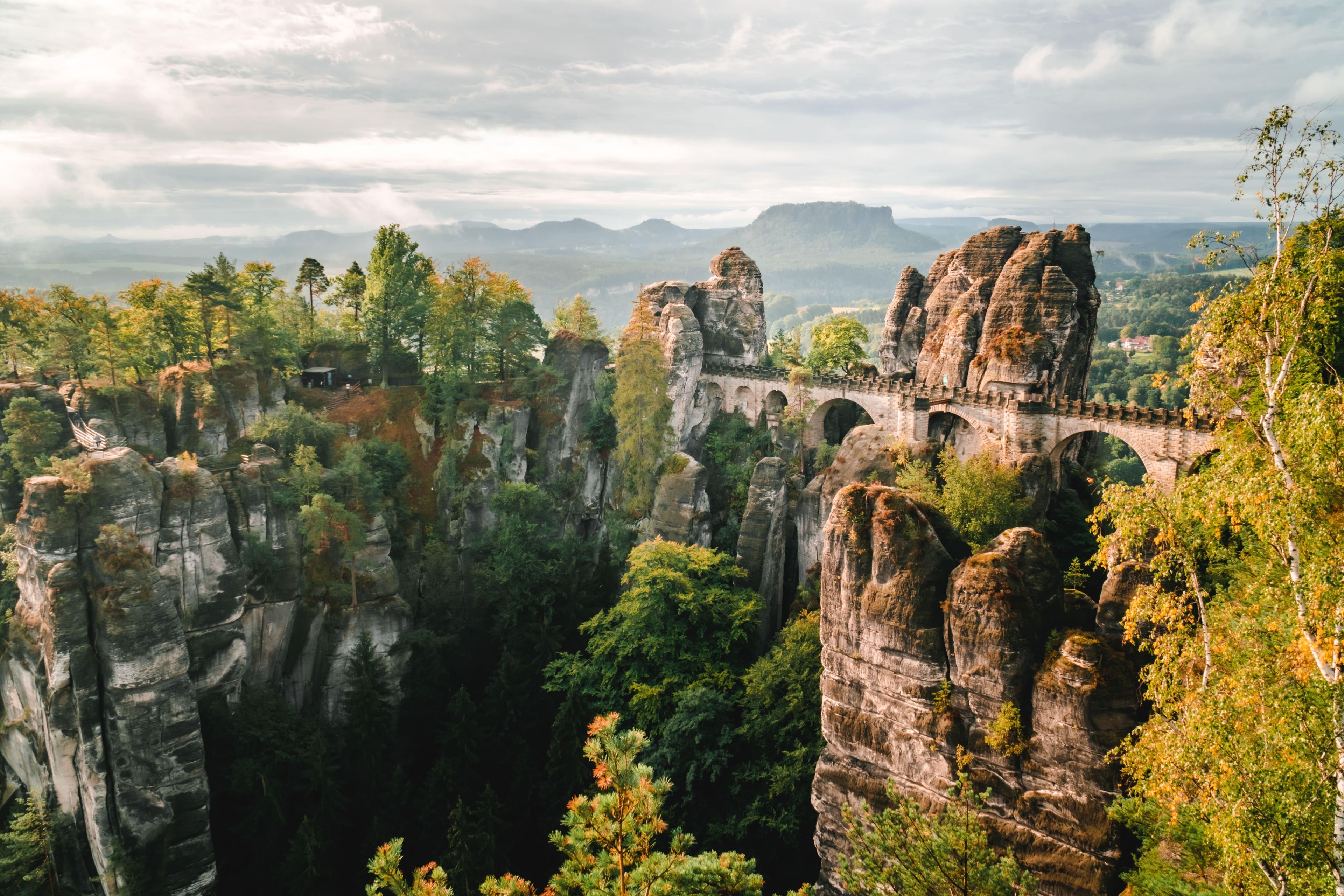 gli Elbsandsteingebirge, dal tedesco Monti di arenaria dell’Elba, in Germania al confine con la Repubblica Ceca: natura selvaggia con gole profonde e fitte foreste