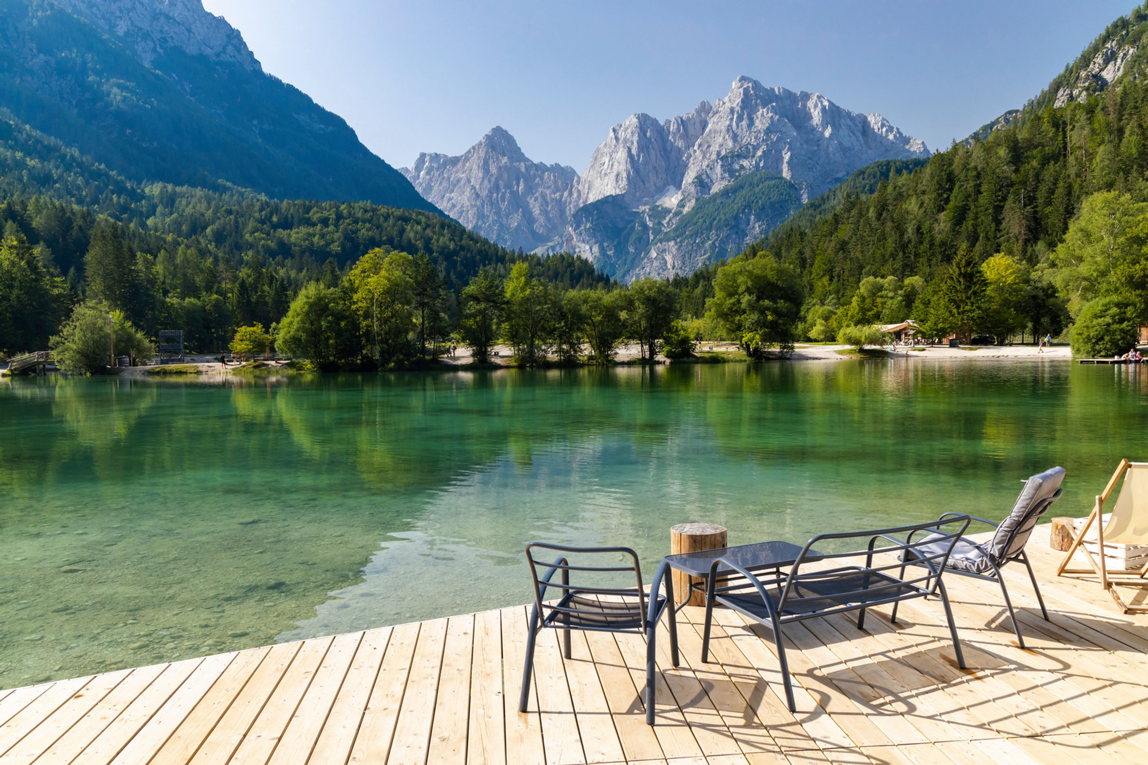 Lago e montagne vicino al villaggio di Kranjska Gora, nel parco nazionale del Triglav, Slovenia