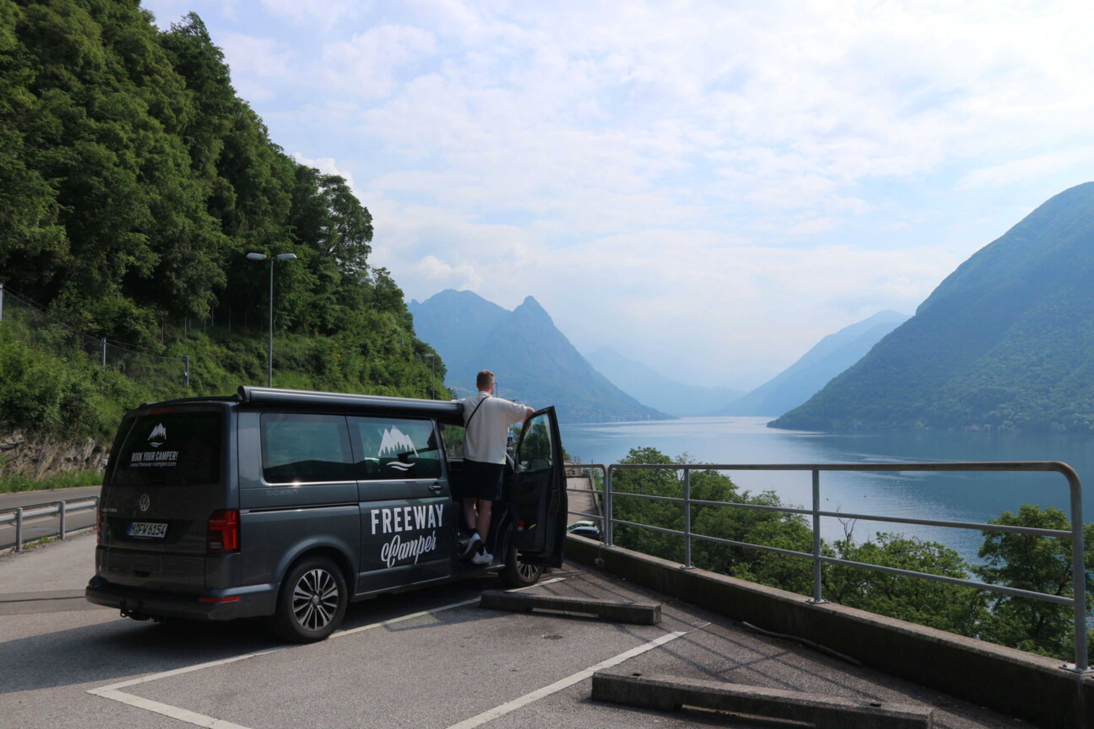 Un camper in un bellissimo punto panoramico del Lago di Lugano