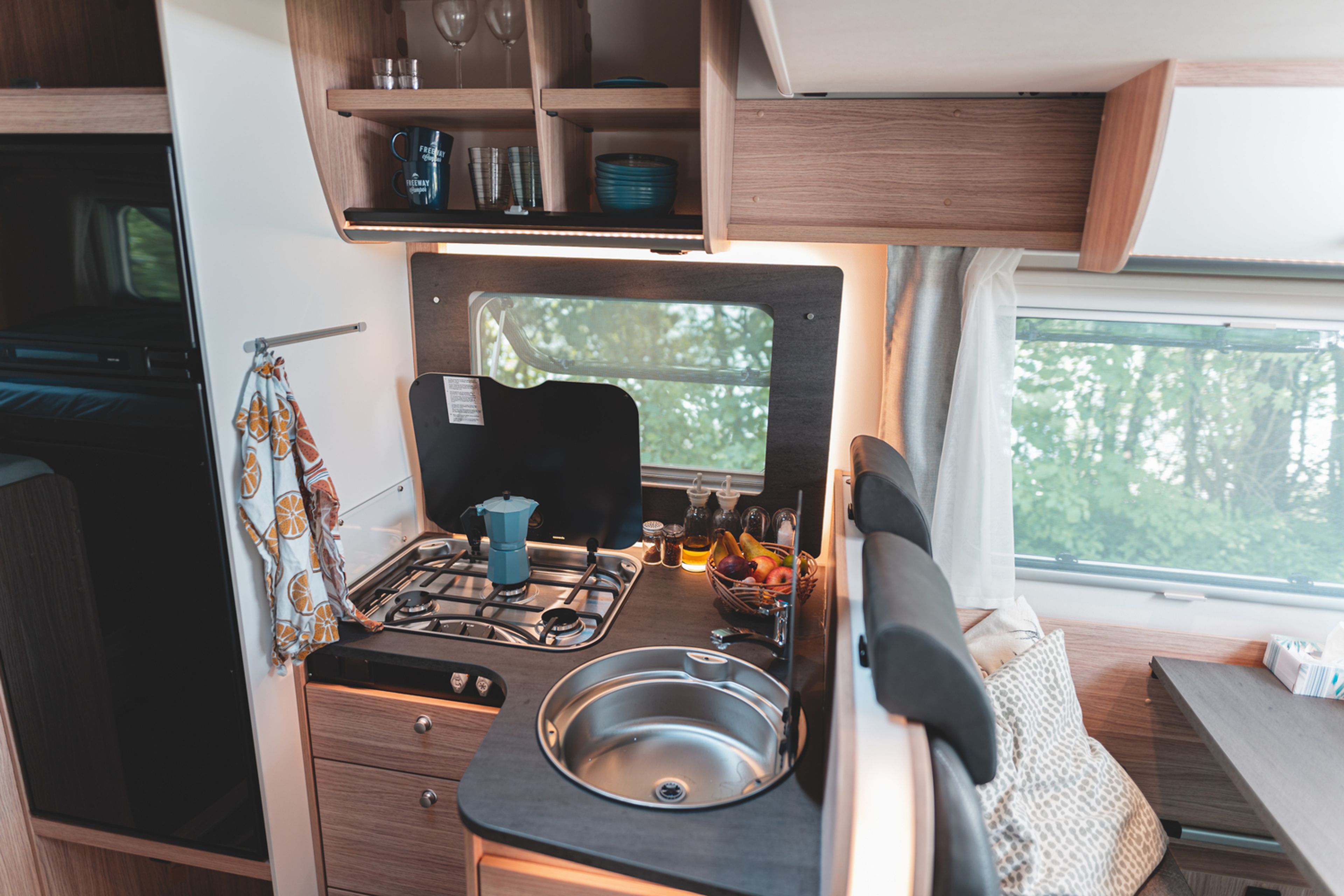 Geräumig und moderne Küche im Wohnmobil Class C 700 – Sunlight T67