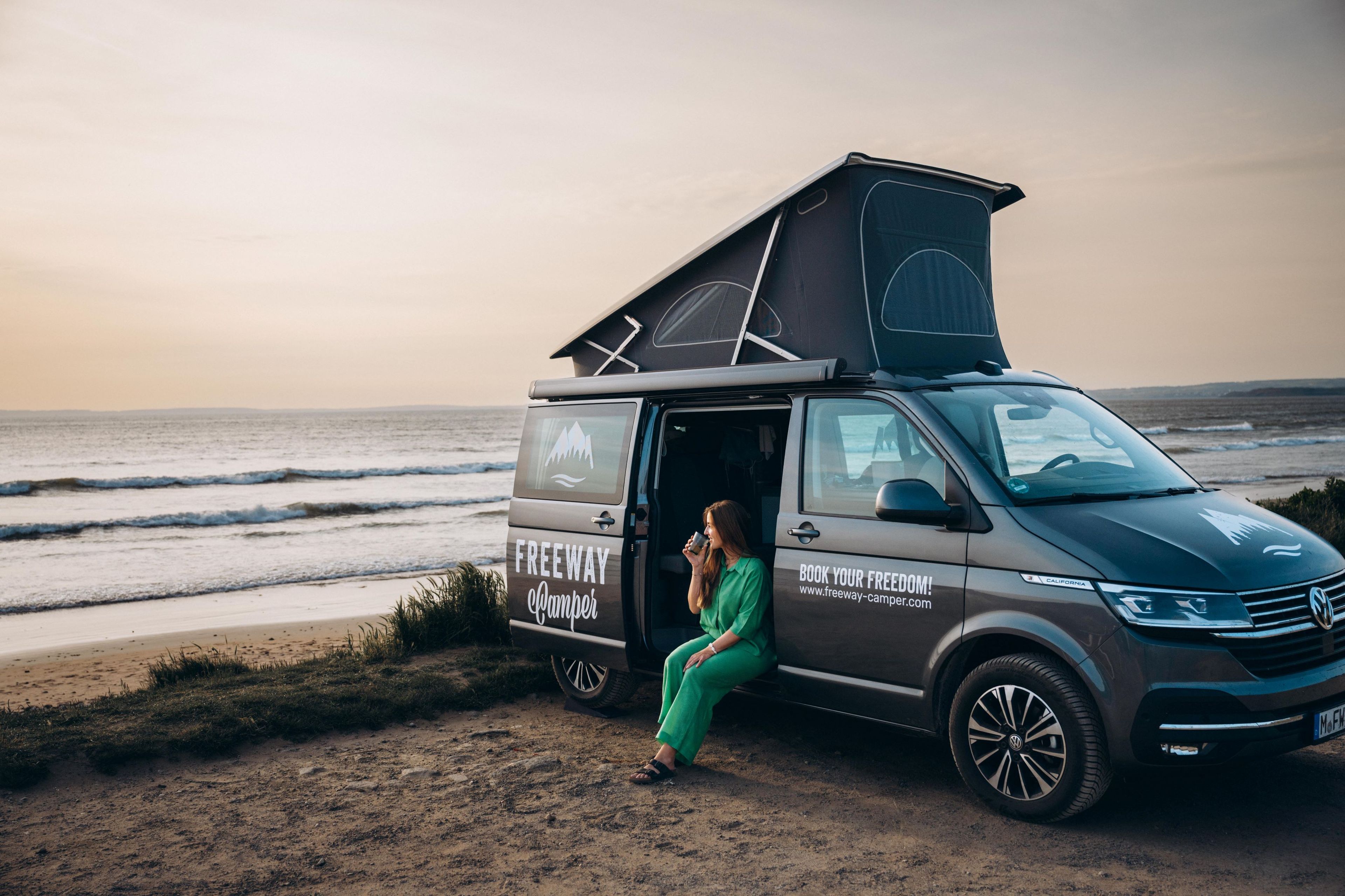 VW Bulli California Ocean mit Aufstelldach am Strand