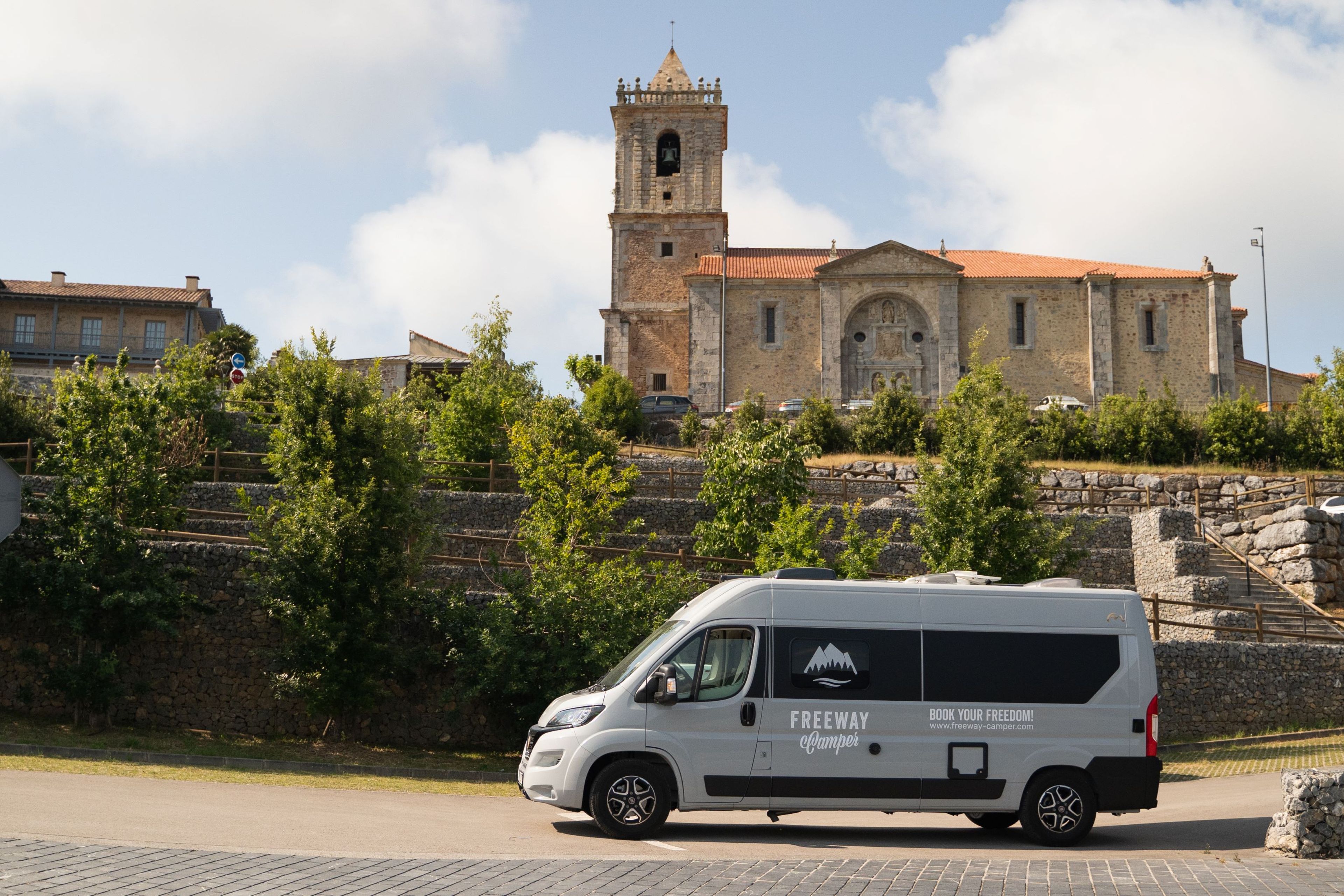 Campervan 600 vor Kirche in Spanien