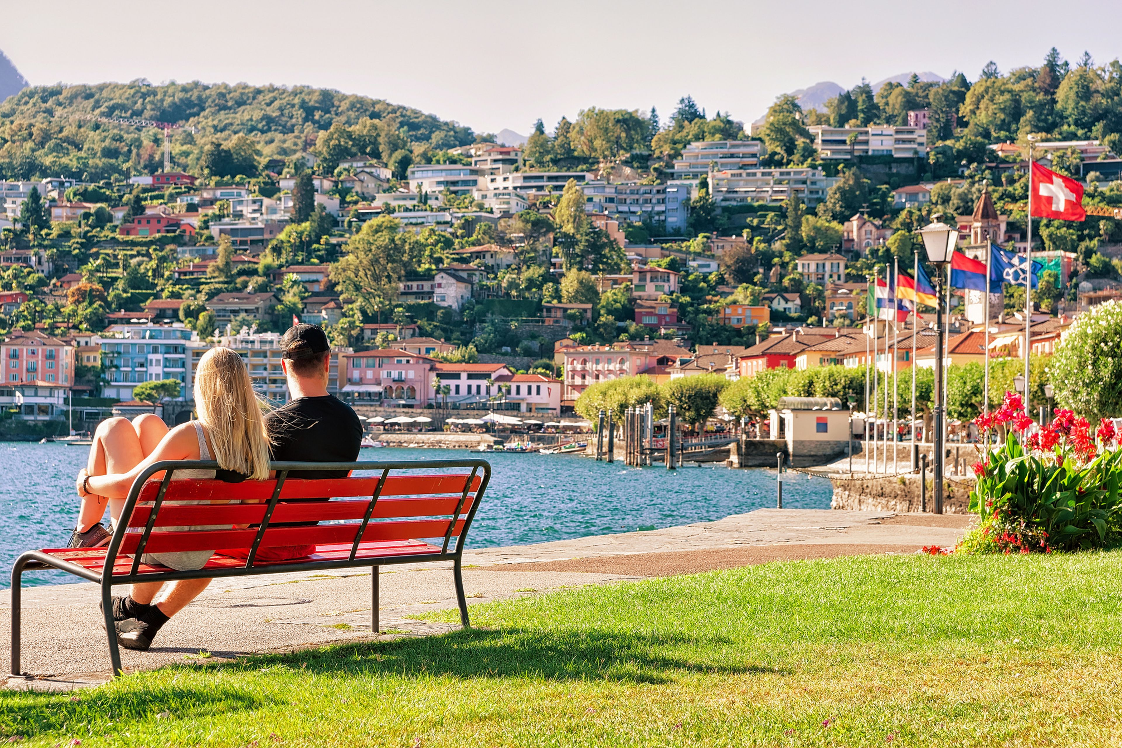Coppia seduta su una panchina ad Ascona, in Ticino, Svizzera