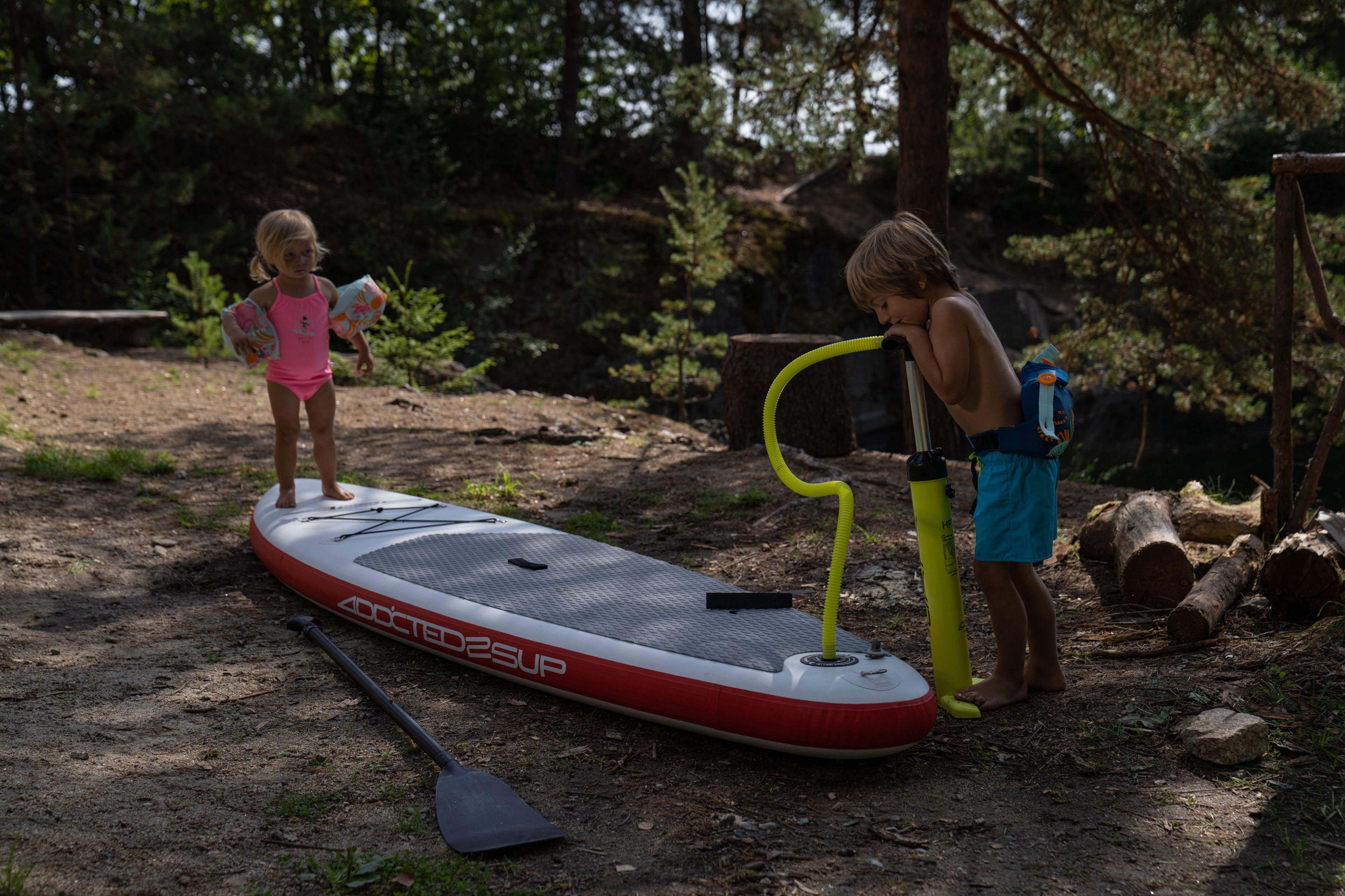 Paddleboard si můžete dnes půjčit takřka všude.