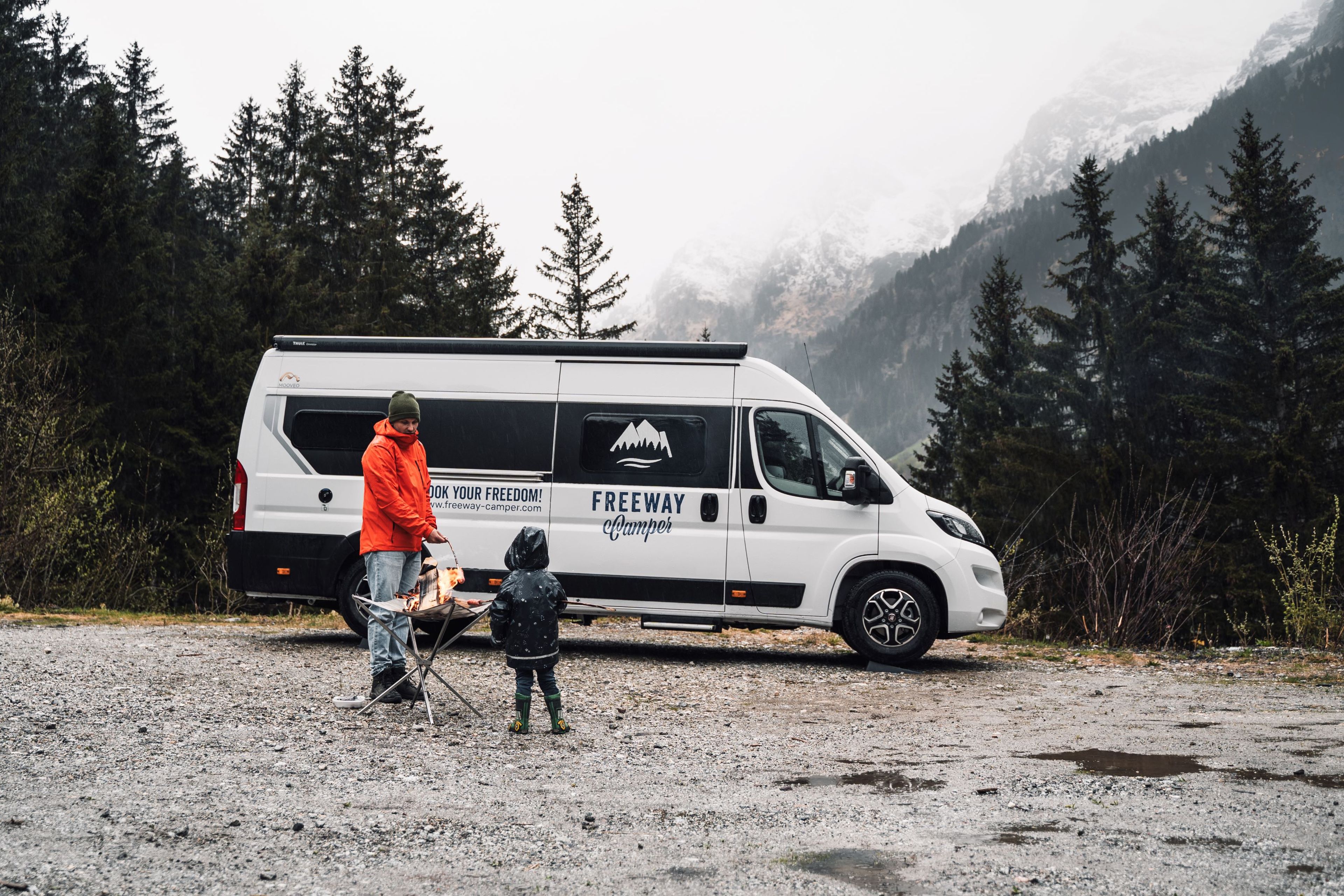 Lagefeuer vor dem Mooveo Campervan hilft beim Trocknen