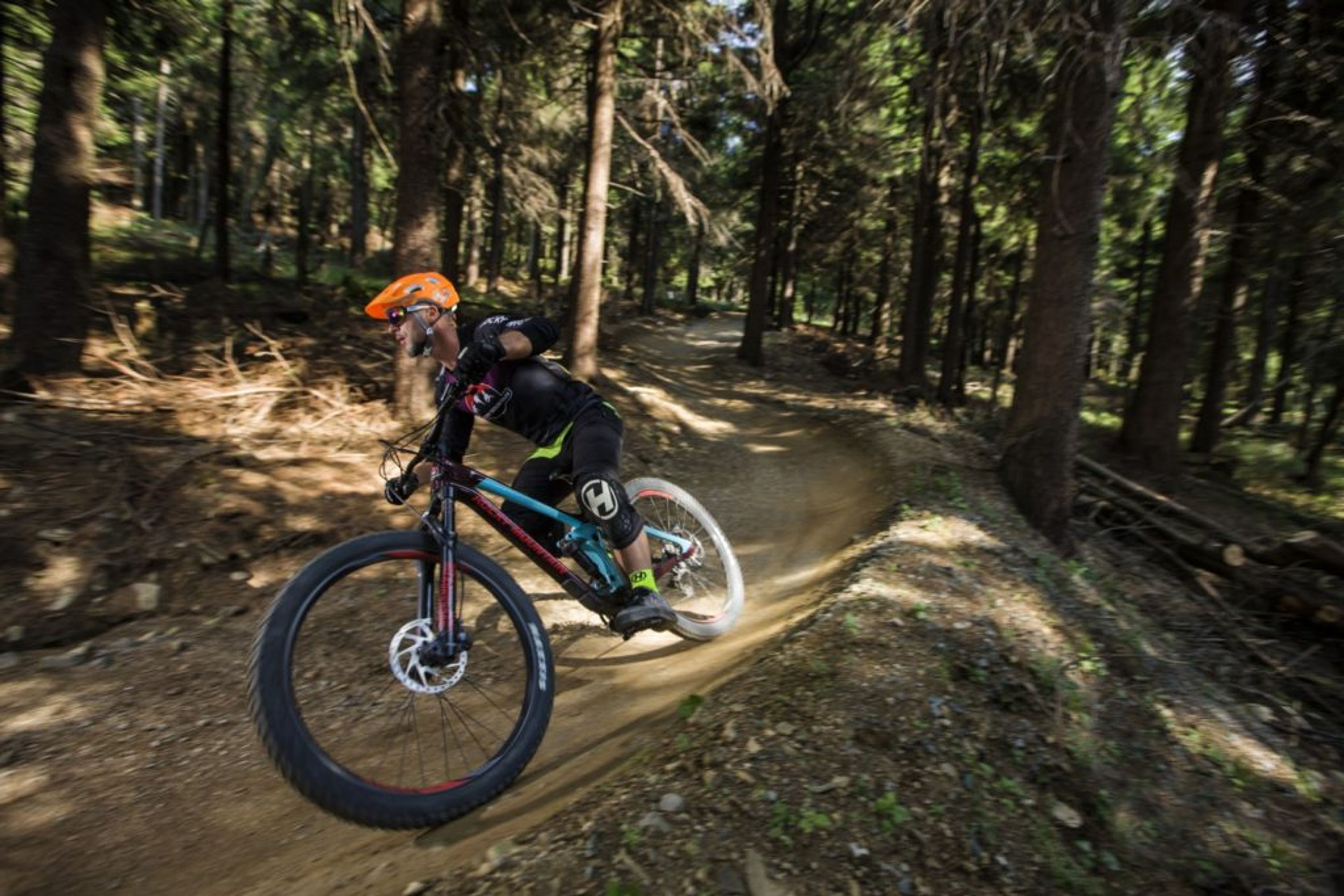 Traily a pumptracky Karlovarska: Adrenalinové jízdy v lázeňském kraji